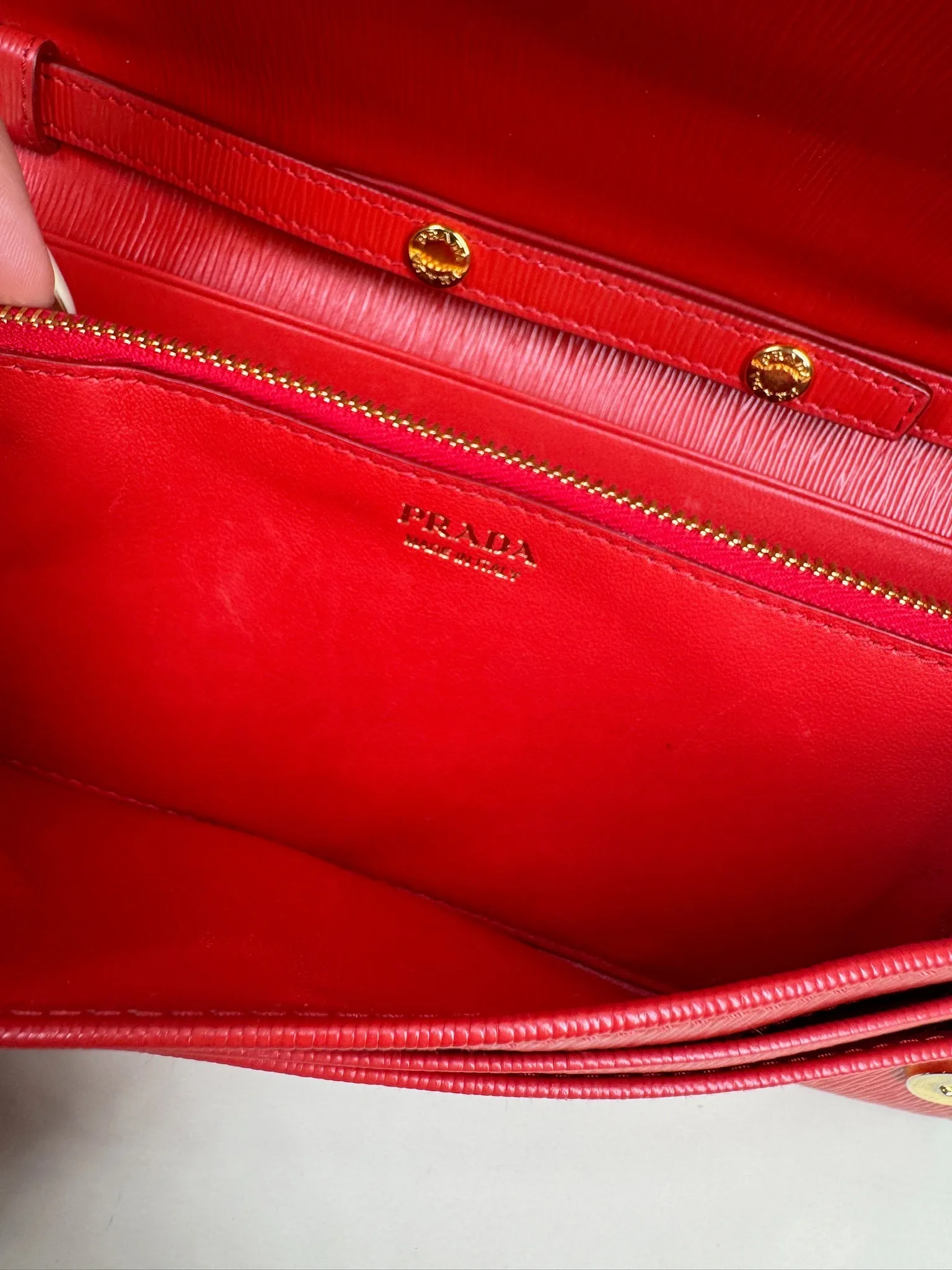PRE-OWNED Red Vitello Move Metal Oro Chain Wallet Lacca Crossbody Bag