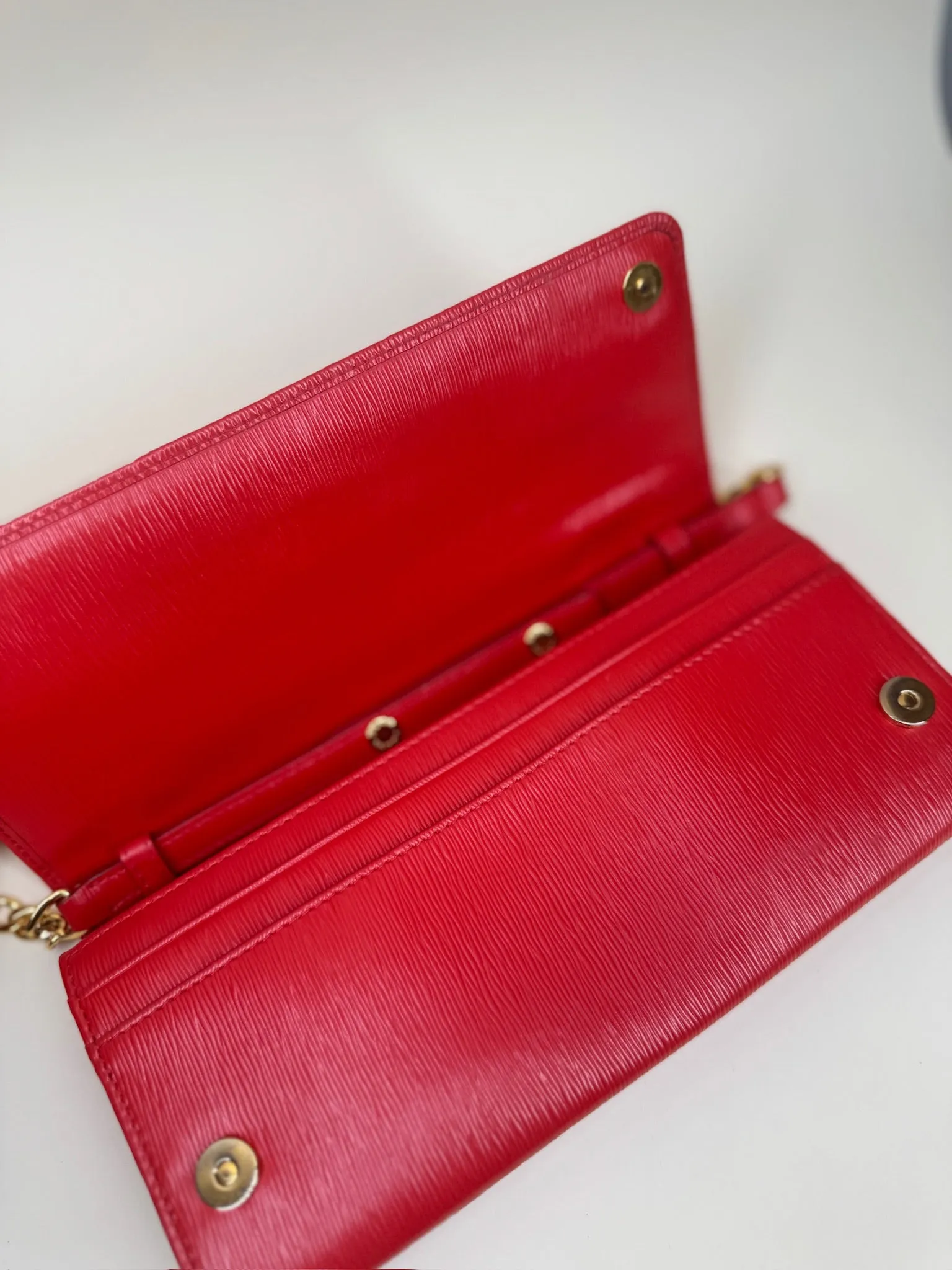 PRE-OWNED Red Vitello Move Metal Oro Chain Wallet Lacca Crossbody Bag