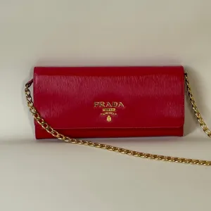 PRE-OWNED Red Vitello Move Metal Oro Chain Wallet Lacca Crossbody Bag