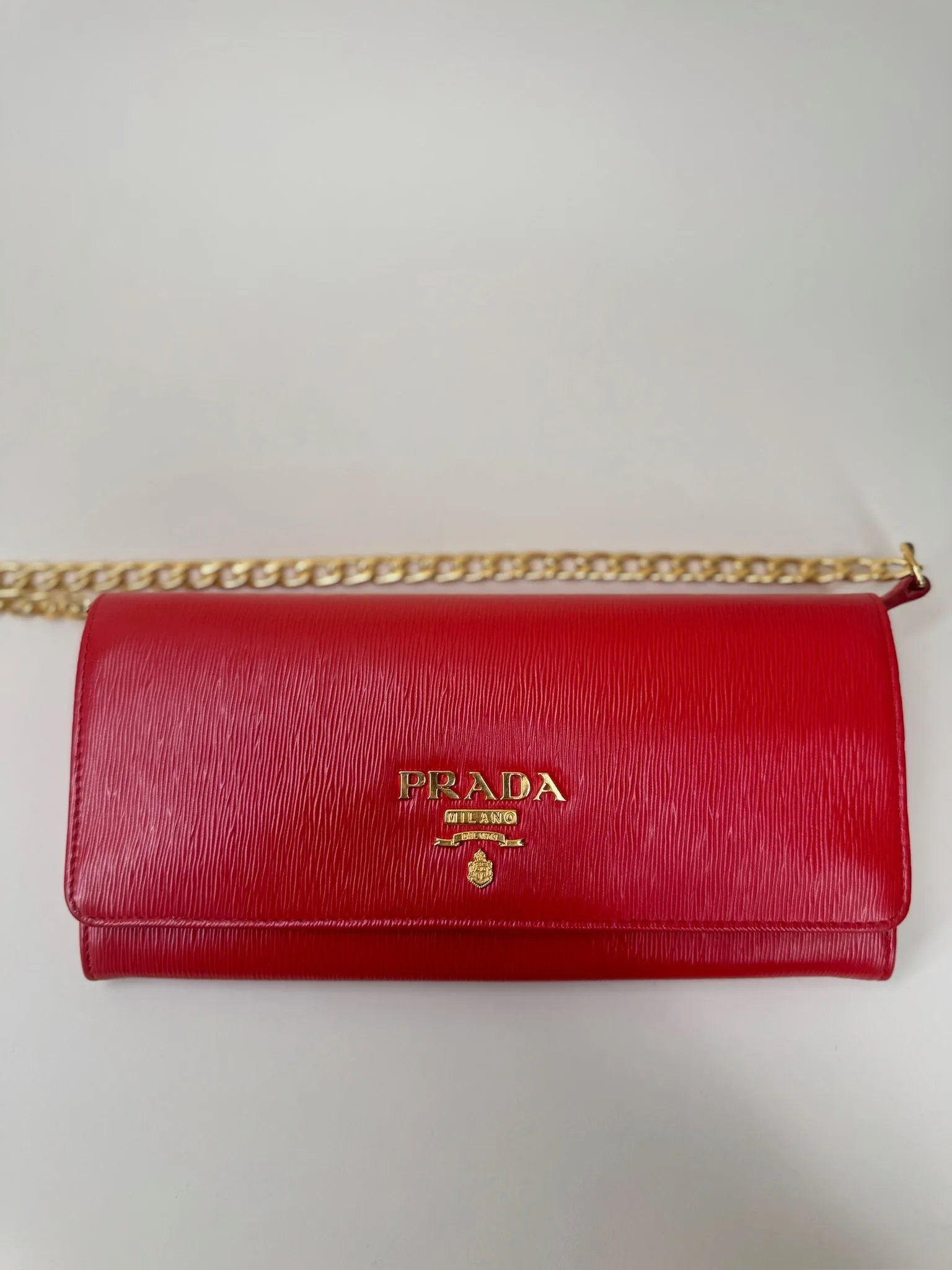 PRE-OWNED Red Vitello Move Metal Oro Chain Wallet Lacca Crossbody Bag