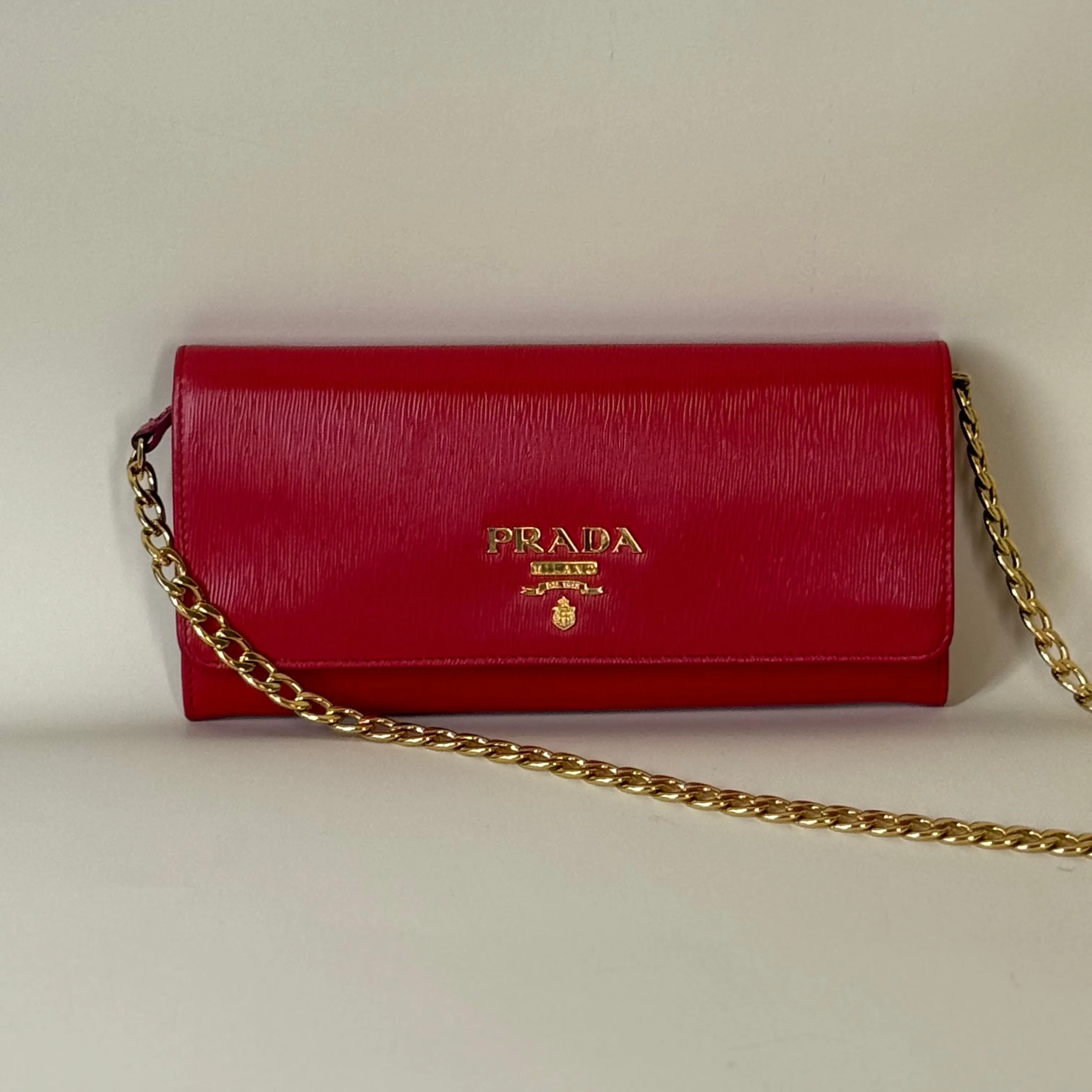 PRE-OWNED Red Vitello Move Metal Oro Chain Wallet Lacca Crossbody Bag
