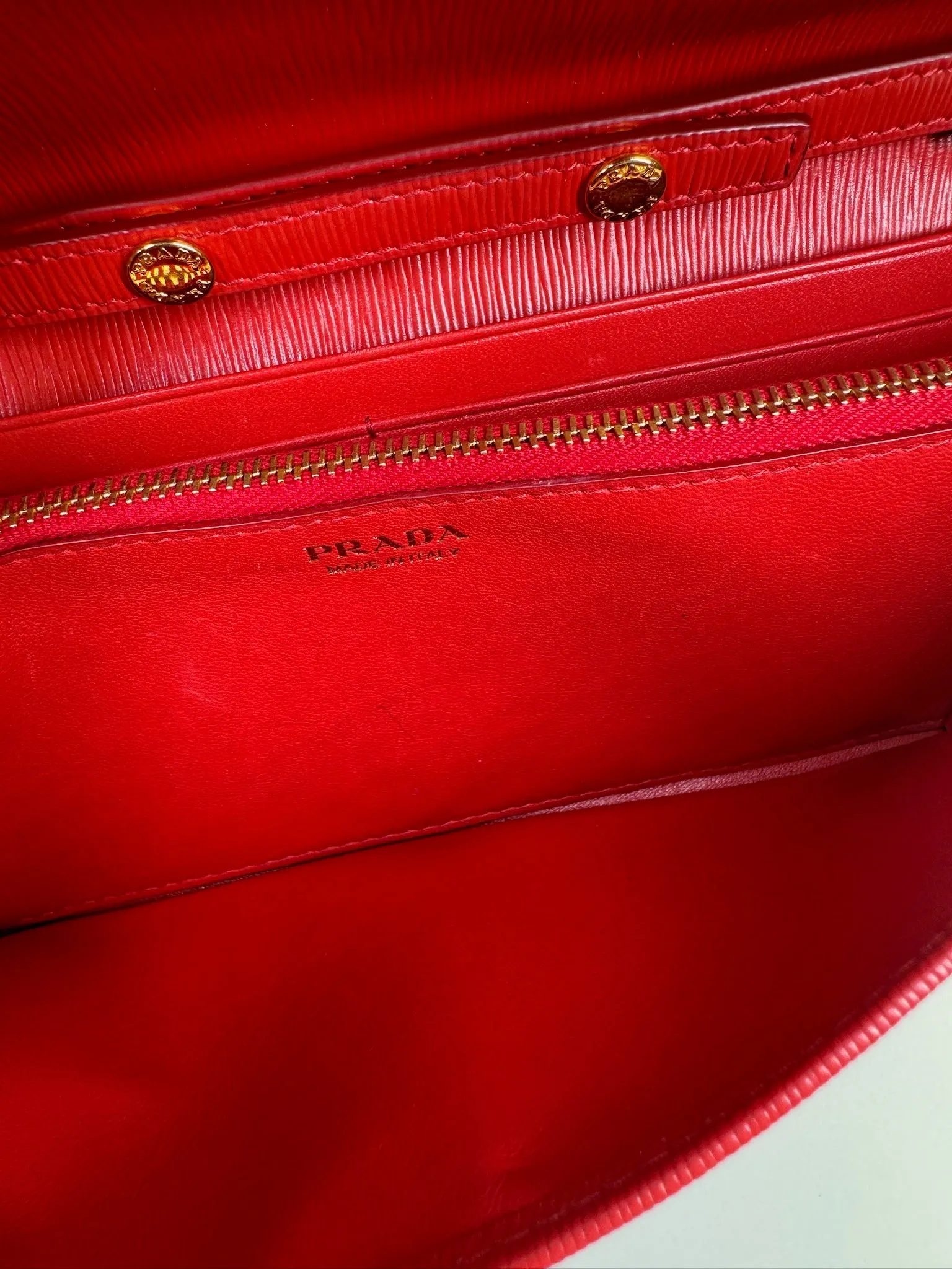 PRE-OWNED Red Vitello Move Metal Oro Chain Wallet Lacca Crossbody Bag