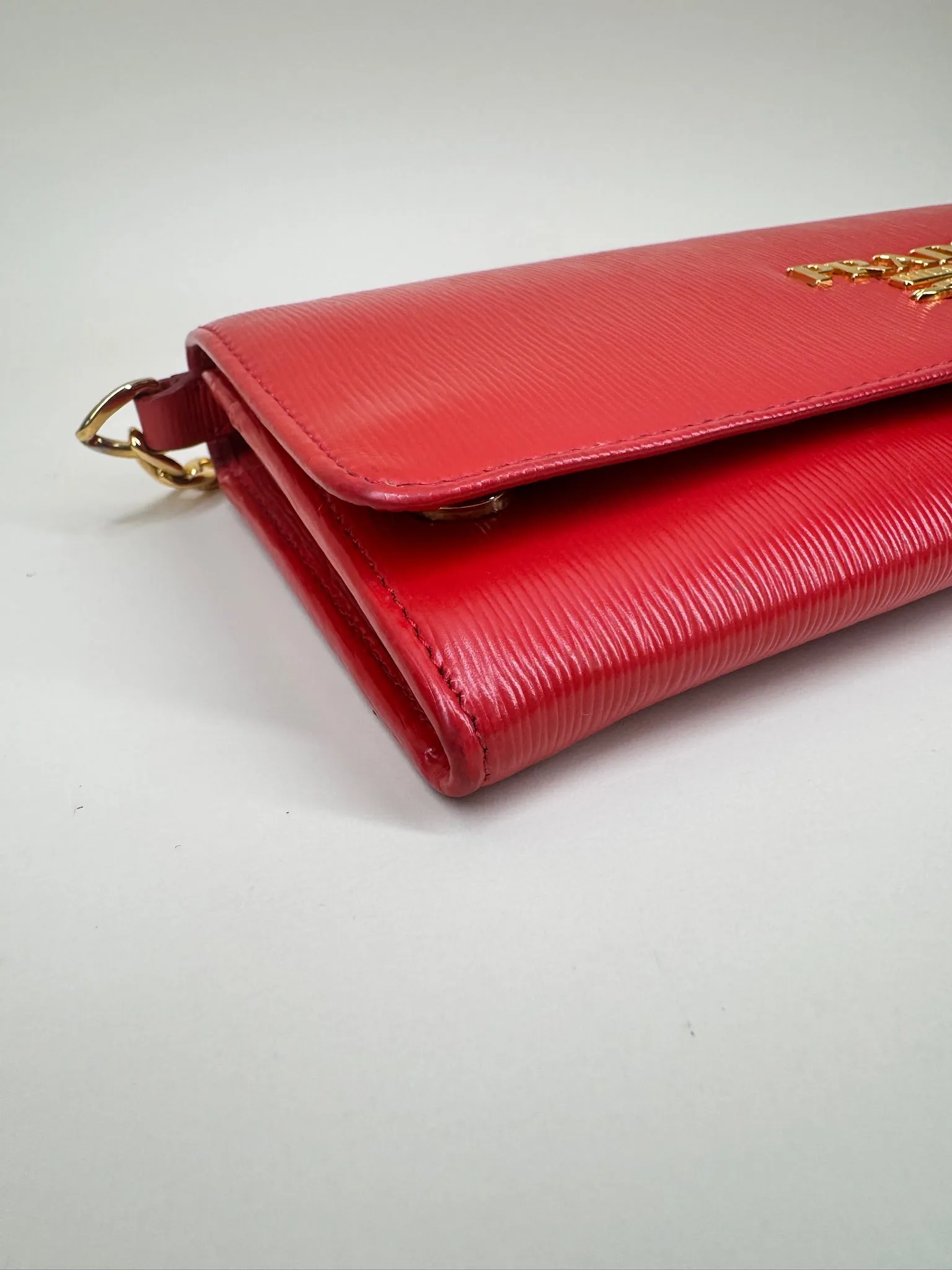PRE-OWNED Red Vitello Move Metal Oro Chain Wallet Lacca Crossbody Bag